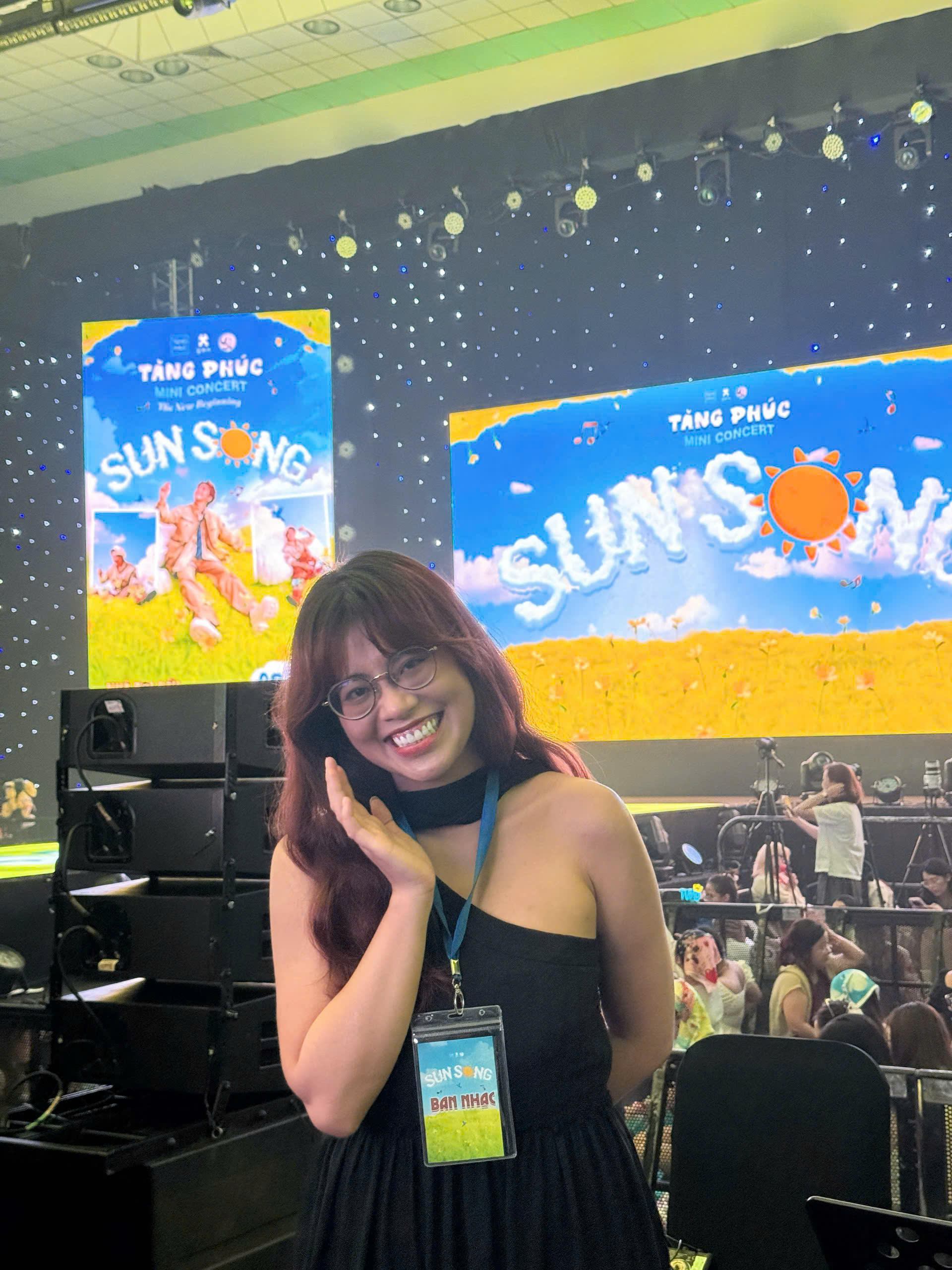 Hạ Vy — A backstage moment at the Sun Song mini concert