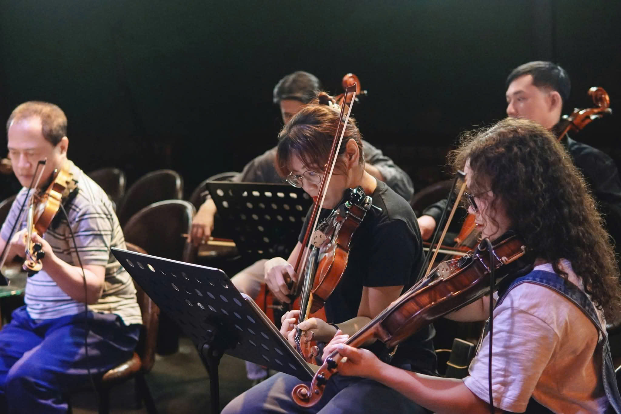 Hạ Vy — Rehearsing with the string ensemble